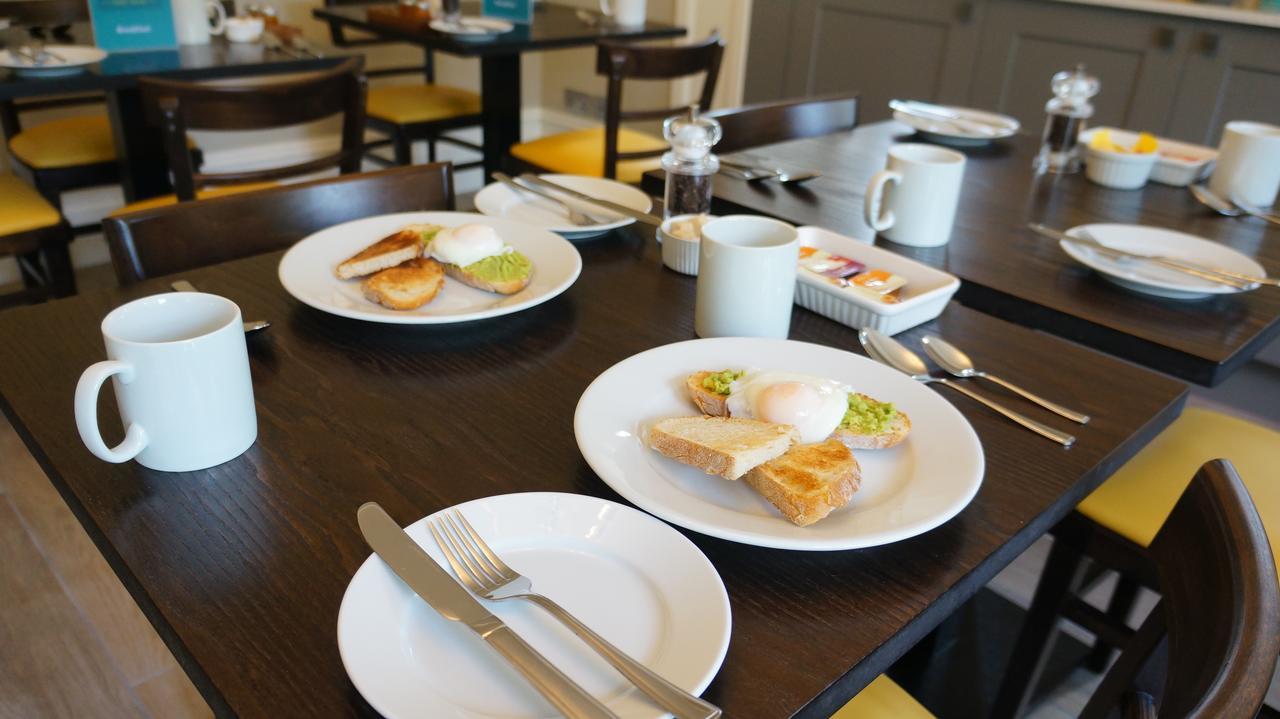 Guest house The Lawn Gatwick 4*